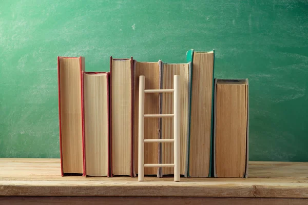 Volta Conceito Escola Livros Antigos Escada Mesa Madeira Sobre Fundo — Fotografia de Stock