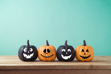 Cadılar Bayramı tatil kavramı ile jack o fener glitter kabaklar dekor ahşap tablo