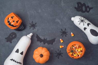 Cadılar Bayramı tatil konseptiyle jack o fener pumpkins, şekerli mısır ve süslemeleri siyah arka plan üzerine. Yukarıdan görüntüleyin. Düz yatıyordu