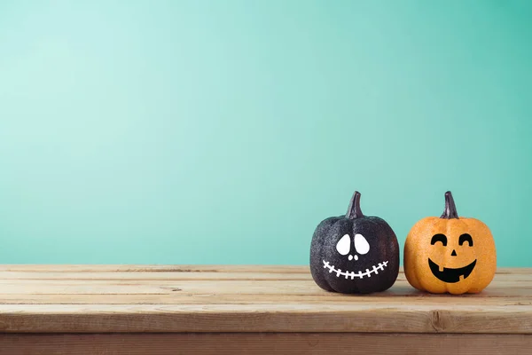 Conceito Feriado Halloween Com Jack Lanterna Brilho Abóboras Decoração Mesa — Fotografia de Stock