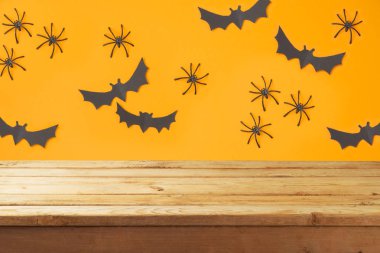 Cadılar Bayramı tatil dekorasyon arka plan üzerinde boş ahşap masa 