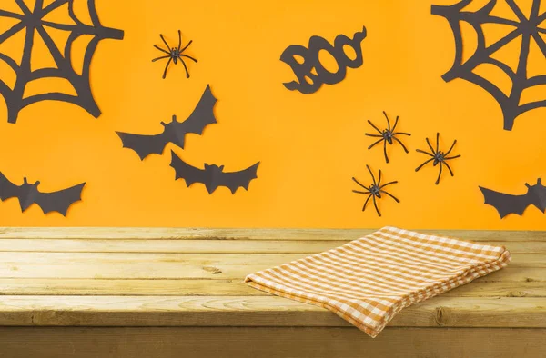 Mesa Madeira Vazia Com Toalha Mesa Sobre Decorações Feriado Halloween — Fotografia de Stock