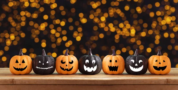 Halloween Fundo Com Brilho Abóbora Personagens Decoração Mesa Madeira Luzes — Fotografia de Stock