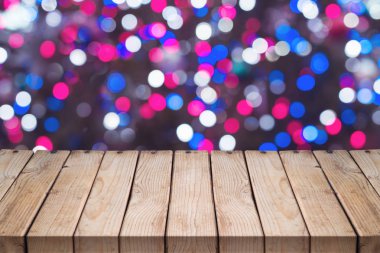 Boş ahşap masa şenlikli bokeh arka plan üzerinde. Noel tatil kavramı