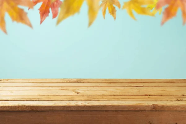 Leerer Holztisch Über Herbstblättern Verschwommener Hintergrund — Stockfoto