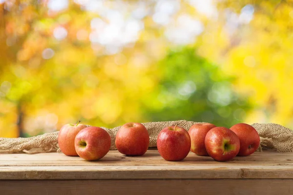 Ahşap Masa Üzerinde Kırmızı Elma Sonbahar Sonbaharda Hasat Arka Plan — Stok fotoğraf