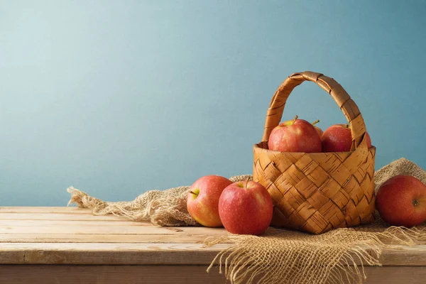 Rote Äpfel Korb Auf Hölzernem Küchentisch Hintergrund — Stockfoto