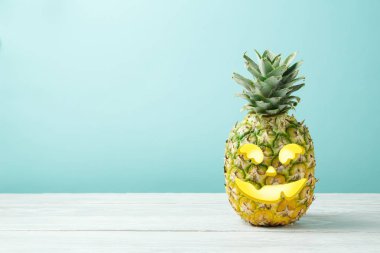 Cadılar Bayramı tatil kavramı ile jack o fener ananas kopya alanı ahşap tablo