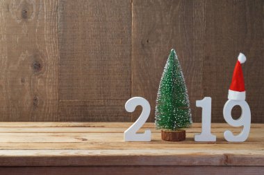 2019 yeni yıl arka plan üzerinde ahşap masa