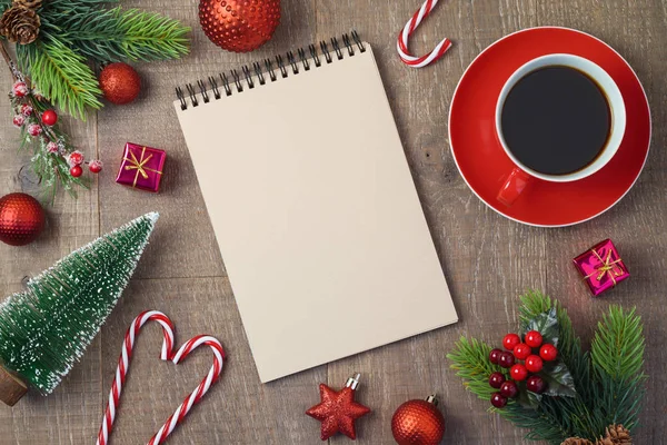 Fondo Navideño Con Cuaderno Taza Café Decoraciones Mesa Madera Vista —  Fotos de Stock