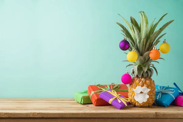 Weihnachtsferien Konzept Mit Ananas Als Alternative Zum Weihnachtsbaum Und Geschenkschachteln — Stockfoto