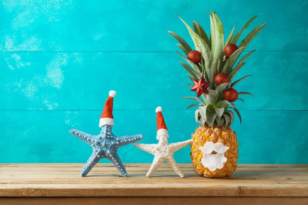 Weihnachtsferien Konzept Mit Ananas Als Alternativem Weihnachtsbaum Auf Holztisch Mit — Stockfoto