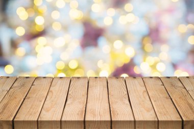 Boş ahşap masa şenlikli bokeh arka plan üzerinde. Noel tatil kavramı