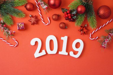 Noel tatil ve arka plan 2019 yeni yıl, süslemeleri süsler kırmızı masada. Üstten görünüm yukarıdan. Düz yatıyordu