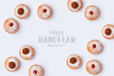 Beyaz arka plan üzerinde Yahudi Bayramı Hanuka sufganiyot. Üstten üstten görünüm