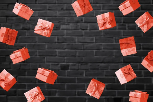 黑色星期五销售理念红色礼品盒飞越黑色砖墙背景 — 图库照片