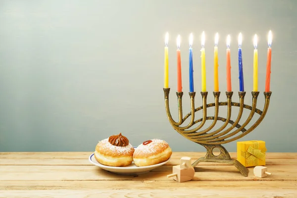 Fiesta Judía Hanukkah Fondo Con Sufganiyot Menorah Mesa Madera — Foto de Stock