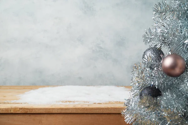 Рождественский Фон Пустым Деревянным Столом Современной Елкой — стоковое фото