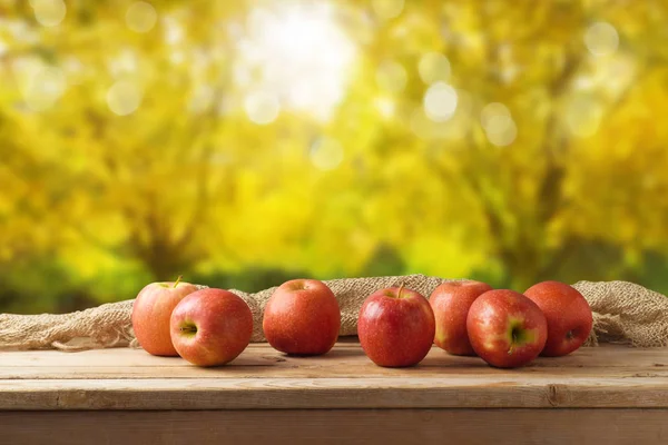 Rode Appels Houten Tafel Herfst Val Oogst Achtergrond — Stockfoto