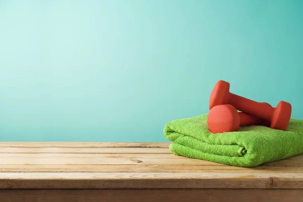 Fondo Fitness Con Mancuernas Toalla Sobre Mesa Madera — Foto de Stock