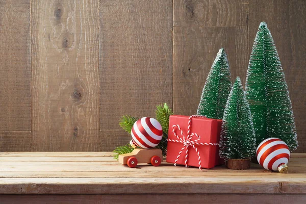圣诞节背景与礼品盒和装饰品在木桌上 — 图库照片