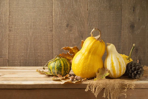 Fondo Cosecha Otoñal Con Calabazas Calabazas Sobre Mesa Madera Concepto —  Fotos de Stock