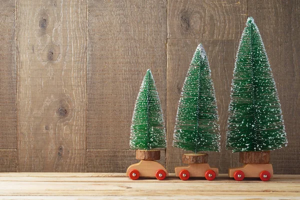 Fond Noël Avec Des Arbres Sur Voiture Jouet Sur Table — Photo