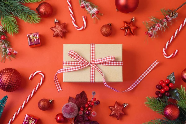 Sfondo Festa Natale Con Scatola Regalo Decorazioni Ornamenti Sulla Tavola — Foto Stock