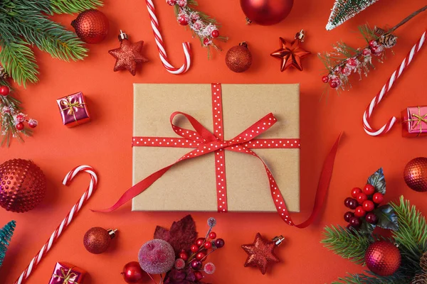 ギフト用の箱 装飾と赤いテーブルの装飾クリスマスの休日背景 上から平面図です フラットを置く — ストック写真