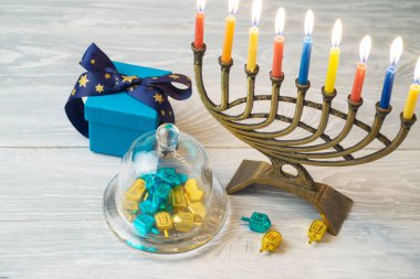 Yahudi tatil Hanukkah menorah, ahşap masa üst ve hediye kutusunda iplik ile arka plan 