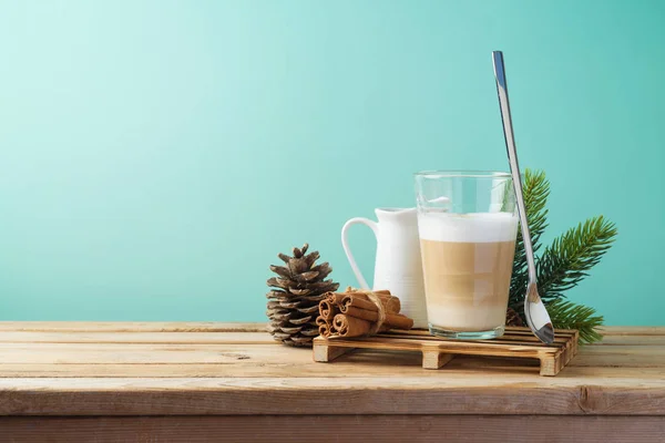 Hot Latte Macchiato Policía Café Mesa Madera Concepto Menú Navidad — Foto de Stock