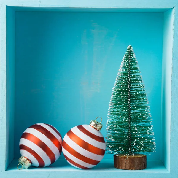 Kerst Vakantie Compositie Bij Pine Tree Kerstballen Decoraties Houten Plank — Stockfoto