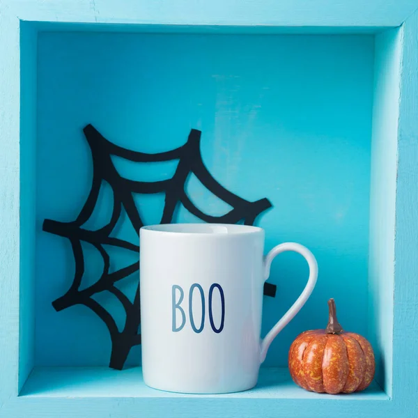 Halloween Komposition Mit Kaffeetasse Und Kürbisdekor Auf Holzregal Miinimales Konzept — Stockfoto