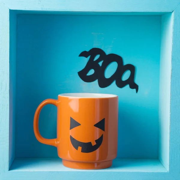Composición Festiva Halloween Con Jarra Taza Linterna Estante Madera Concepto — Foto de Stock