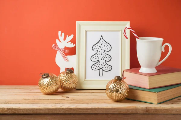 Weihnachten Feiertag Hintergrund Mit Tasse Bücher Zeichnung Und Dekorationen Auf — Stockfoto