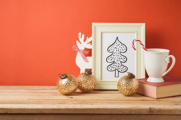 Natale Sfondo Vacanza Con Tazza Libro Disegno Decorazioni Tavolo Legno — Foto Stock