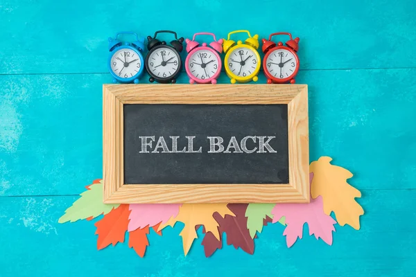 Fallen Zurück Time Change Konzept Kreative Komposition Mit Wecker Herbstblättern — Stockfoto