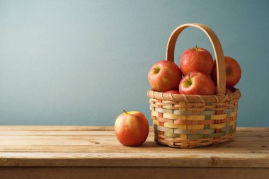 Sepeti ahşap mutfak masa arka plan üzerinde kırmızı elmalar