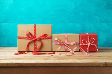 Noel tatil hediye kutuları ahşap masa üzerinde arka plan. Satış konsepti