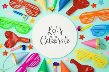 Renkli balonlar, parti şapkaları ve photo booth sahne ile yeni yıl partisi kutlama arka plan. Üstten görünüm yukarıdan. Düz lay şablon