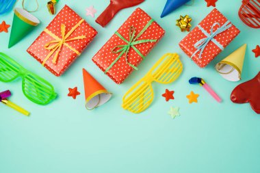 Renkli balonlar, parti şapkaları ve hediye kutuları ile yeni yıl partisi kutlama arka plan. Üstten görünüm yukarıdan. Düz lay şablon