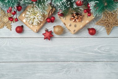 Noel tatili arkaplanı, hediye kutuları ve ahşap masa süsleri. Yukarıdan üst görünüm