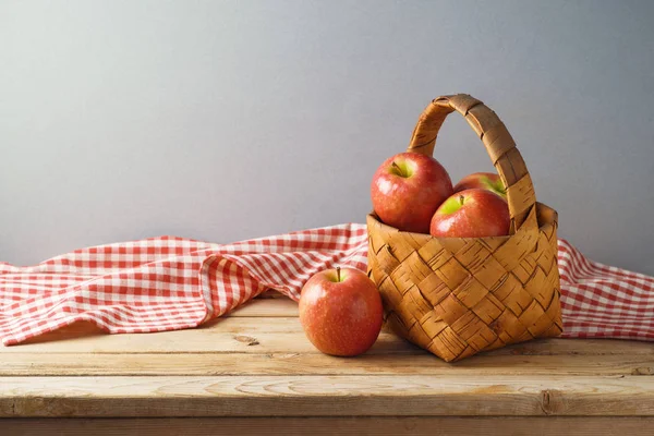 Maçãs Vermelhas Cesta Mesa Cozinha Madeira Fundo Com Toalha Mesa — Fotografia de Stock