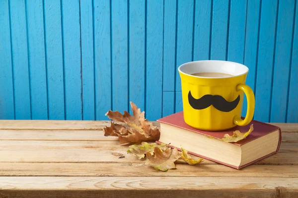 Herbst Und Movember Konzept Mit Kaffeetasse Und Schnurrbart Auf Holzgrund — Stockfoto