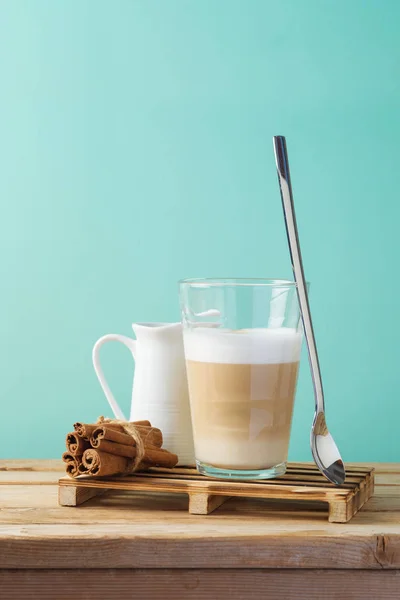 Hete Latte Macchiato Koffie Cop Houten Tafel — Stockfoto
