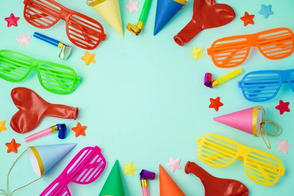 Fondo Celebración Fiesta Año Nuevo Con Globos Colores Sombreros Fiesta — Foto de Stock