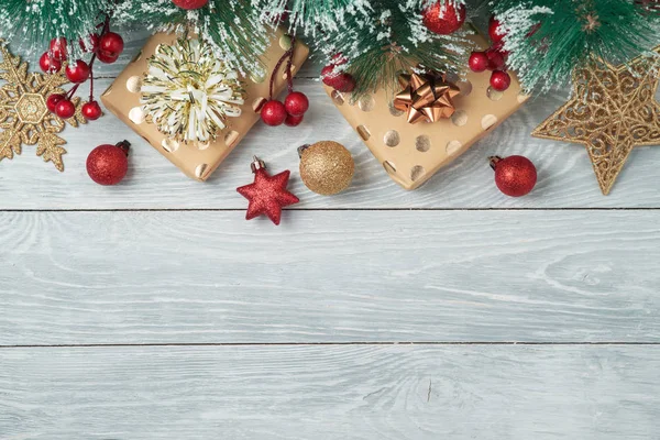 Weihnachten Hintergrund Mit Geschenkschachteln Und Dekorationen Auf Holztisch Draufsicht Von — Stockfoto