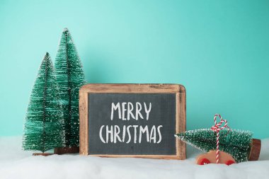 Oyuncak araba üzerinde kara tahta ve çam ağaçları ile Noel tatil arka plan 