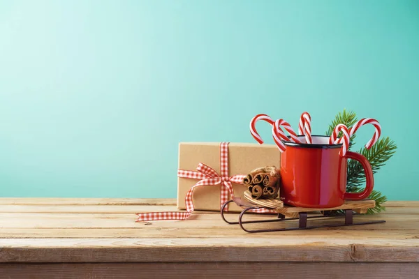 Sfondo Natalizio Con Coppa Slitte Bastoncini Zucchero Confezione Regalo Tavola — Foto Stock