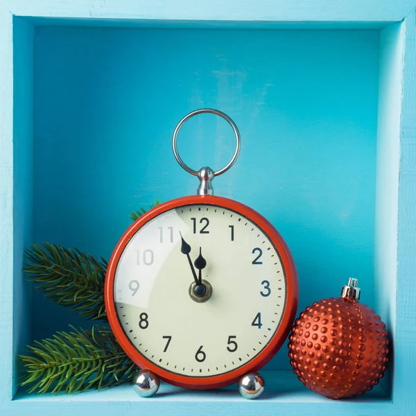 Composición Navideña Con Reloj Decoración Estante Madera —  Fotos de Stock